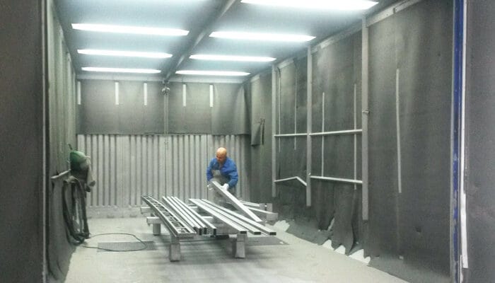 Sablage de métal : une demande fréquente… et une expertise redirigée vers le grenaillage