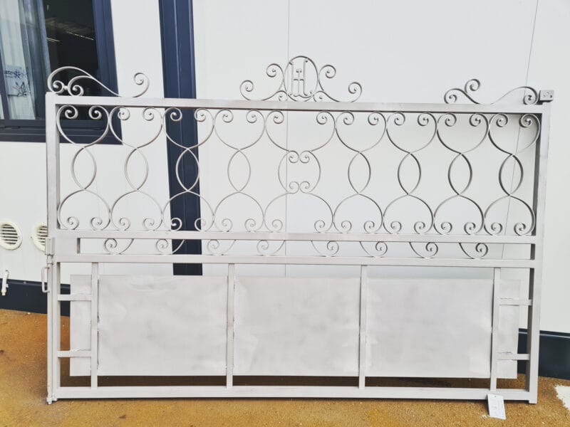 Sablage métal : l’appellation courante, mais le vrai traitement s’appelle grenaillage