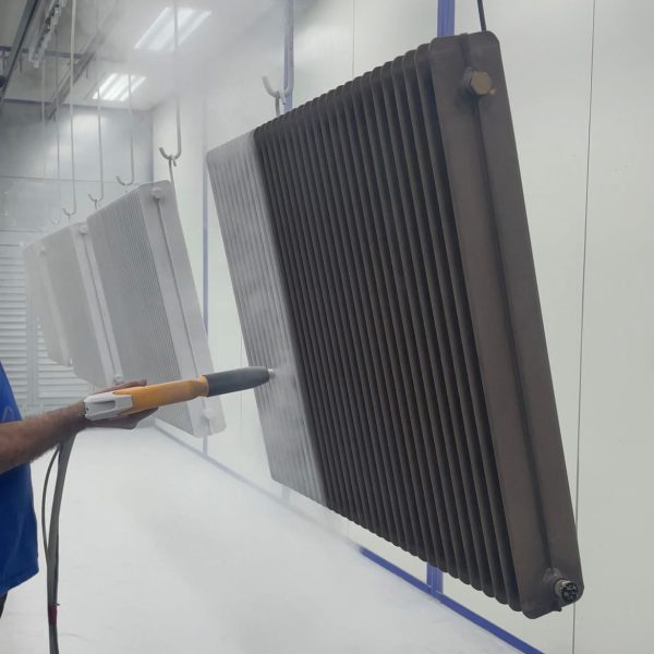 peinture-en-cabine-application-primer-radiateurs-couleur-metal