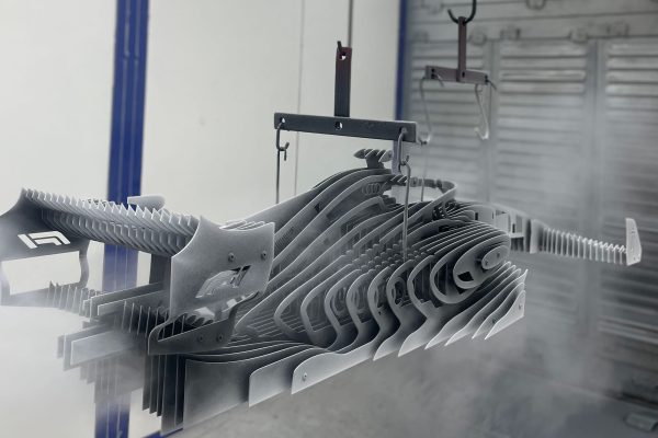 peinture-en-cabine-application-vernis-Formule-1-couleur-metal