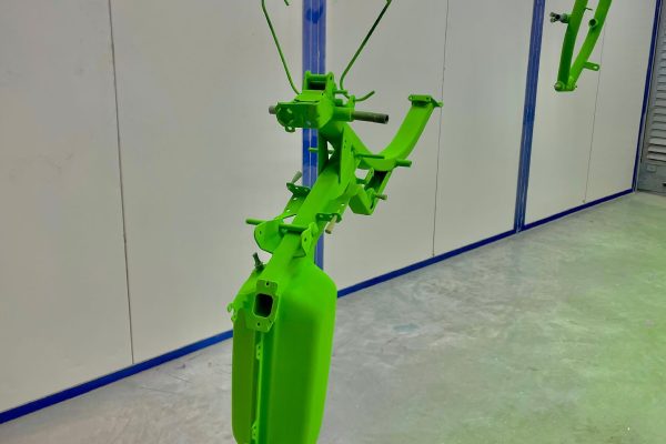 peinture-en-cabine-cadre-de-moto-couleur-metal