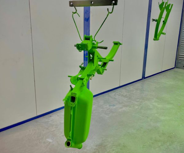 peinture-en-cabine-cadre-de-moto-couleur-metal