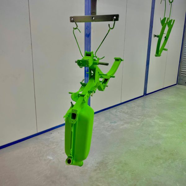peinture-en-cabine-cadre-de-moto-couleur-metal