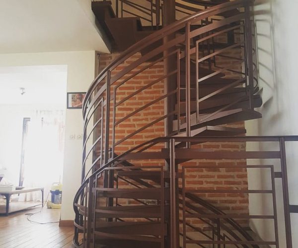 thermolaquage-escalier-interieur-maison-couleur-metal